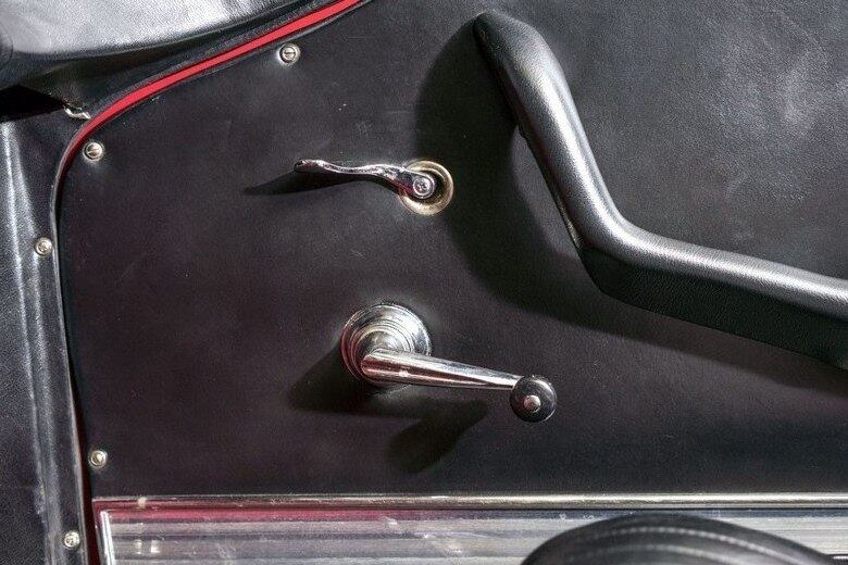 O suíço deu uma restaurada na pintura externa e em alguns acabamentos internos, tudo com peças originais