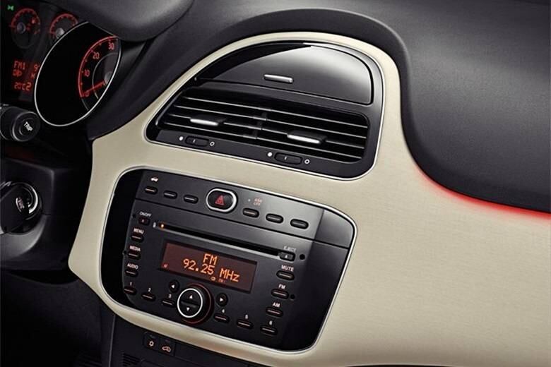 A parte central do painel será em duas cores, com materiais macios e até iluminação acima do porta-luvas
Saiba tudo sobre carros! Acesse R7.com/carros