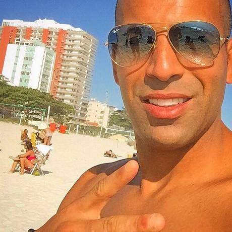 1— Ele sabe curtir a vida: carioca, o atacante gosta de viver a vida, principalmente longe do futebol. E apesar de ser fã de restaurantes, o que Sheik gosta mesmo é de uma boa praia. Tá ruim?