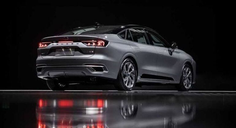 Traseira tem lanternas em LED unidas em uma só peça