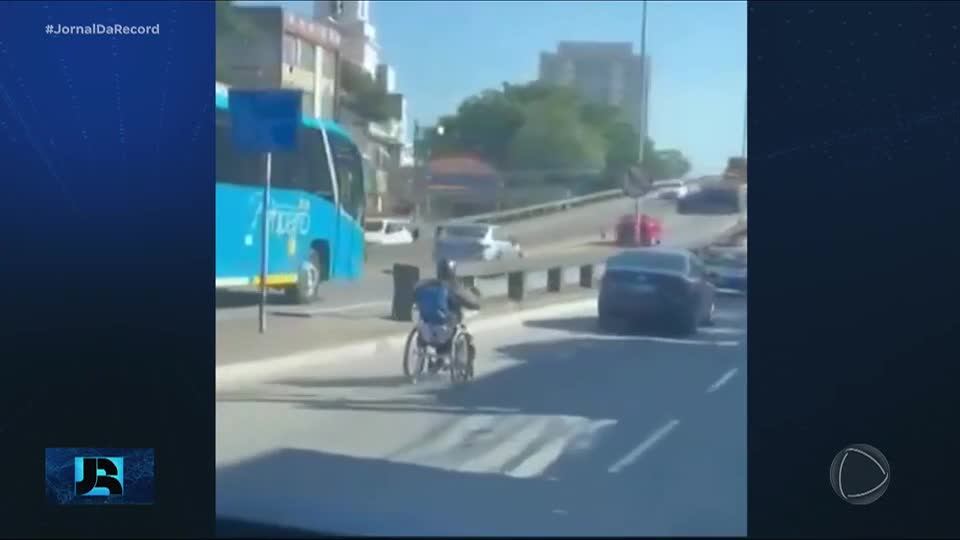 Minuto JR: Homem é flagrado em alta velocidade em cadeira de rodas motorizada no RJ