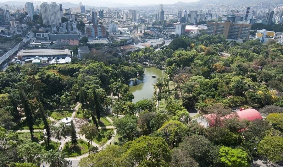 O Parque Municipal, pulmão verde no meio do centro da cidade, tem como fonte de inspiração o Central Park, em Nova Iorque.