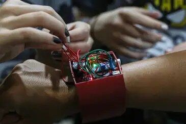 Bracelete capta ondas sonoras