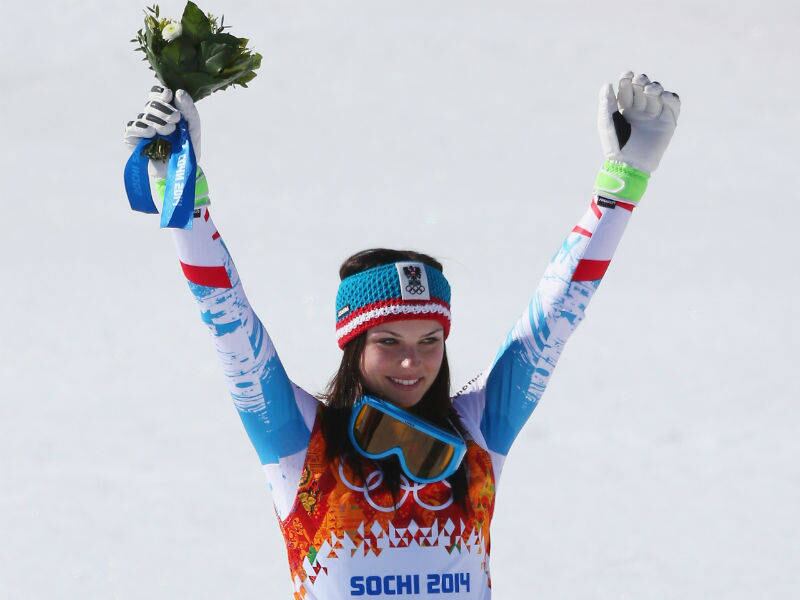 A austríaca Anna Fenninger, por sua vez, deixou todas as concorrentes para trás no Super G, do esqui alpino. Depois, encantou o público com seu charme