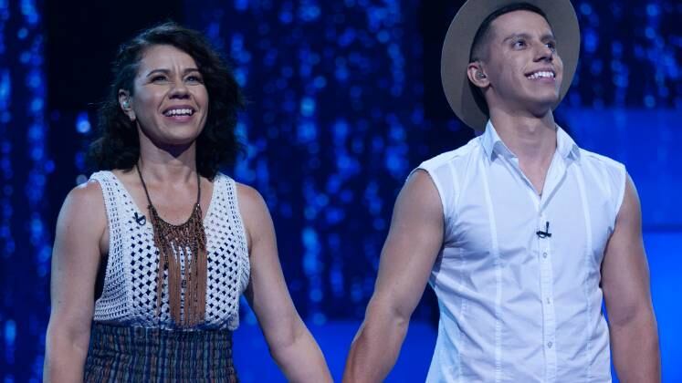 Mãe e filho decidiram criar o Duo Us Dias para viverem da música. Meire e Biel passaram por diversas dificuldades na pandemia e precisaram trabalhar vendendo doces para manter o sustento da família. A mãe e o pai do cantor deixaram tudo para investir no sonho e carreira do filho. 


Acompanhe o Canta Comigo 3 aos domingos, a partir das 18h, na tela da Record TV

