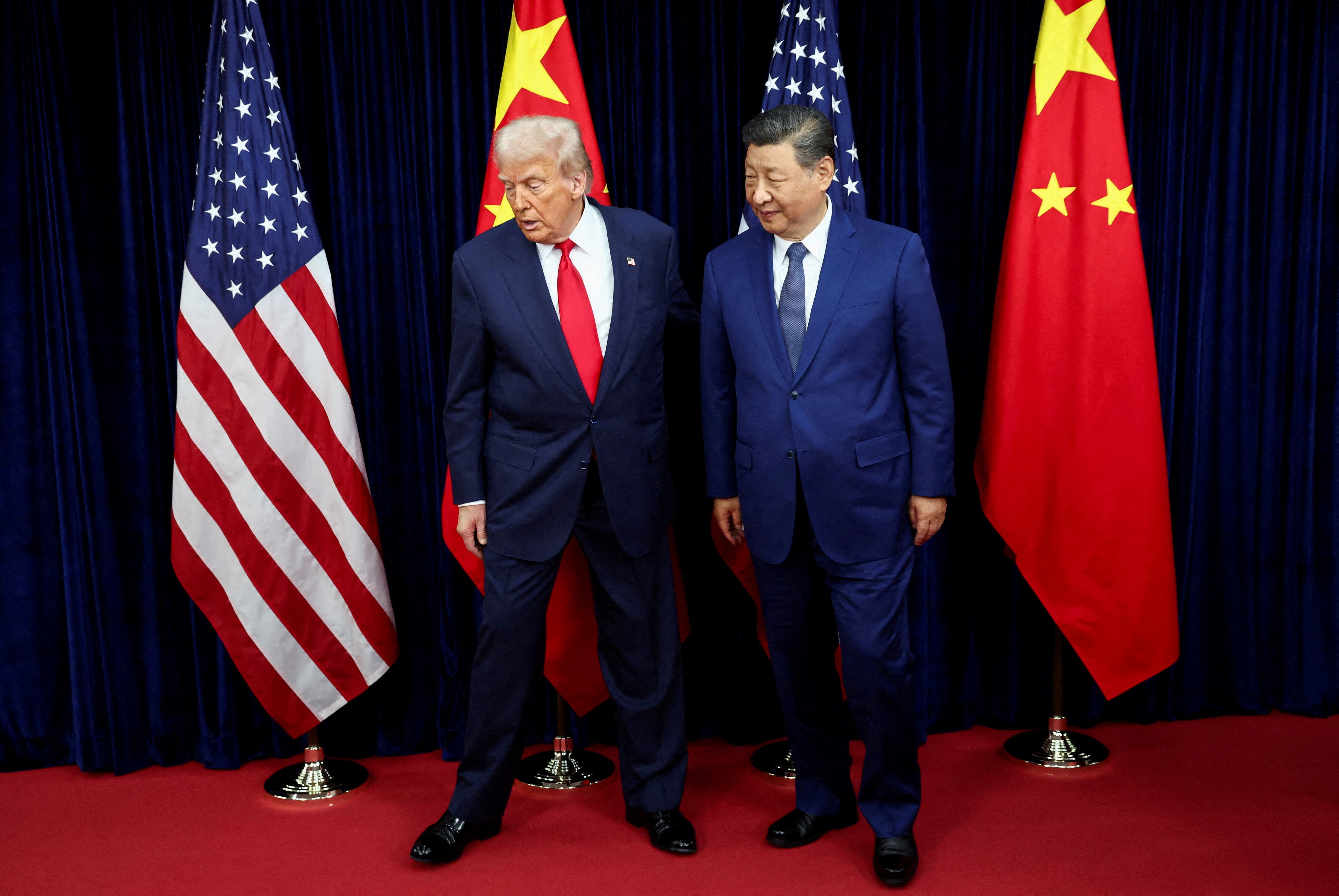 O presidente dos EUA, Donald Trump, e o presidente chinês, Xi Jinping, à margem da cúpula da APEC, em Busan