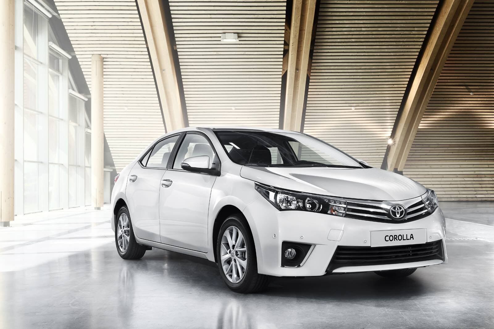 Na sexta-feira (7), poucas horas após a apresentação do novo Toyota Corolla americano, a divisão europeia revelou as imagens de uma nova versão do sedã. Com visual mais requintado, o Corolla europeu ganhou um design exclusivo e mais itens de conforto. Conheça mais sobre o modelo nas próximas fotos e entenda as diferenças em relação ao modelo americano. Leia mais 