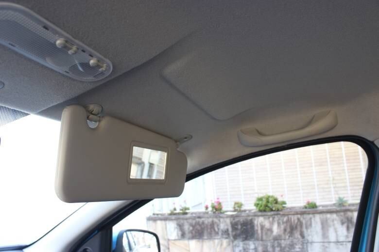 Passageiro conta com espelho de cortesia no quebra sol e alça de apoio sobre a cabeça