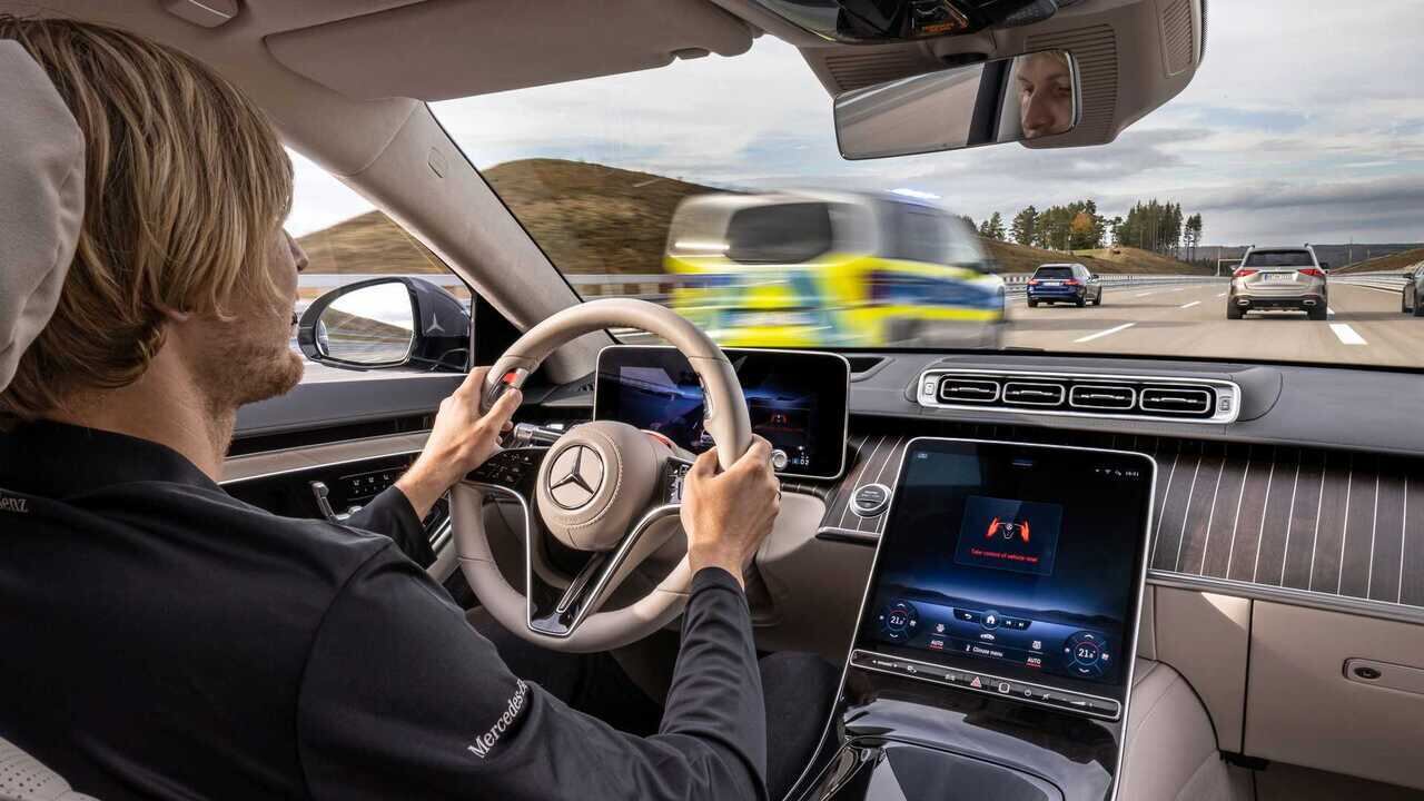 Novos Mercedes-Benz Classe S e EQS 2024 já podem “andar sozinhos”