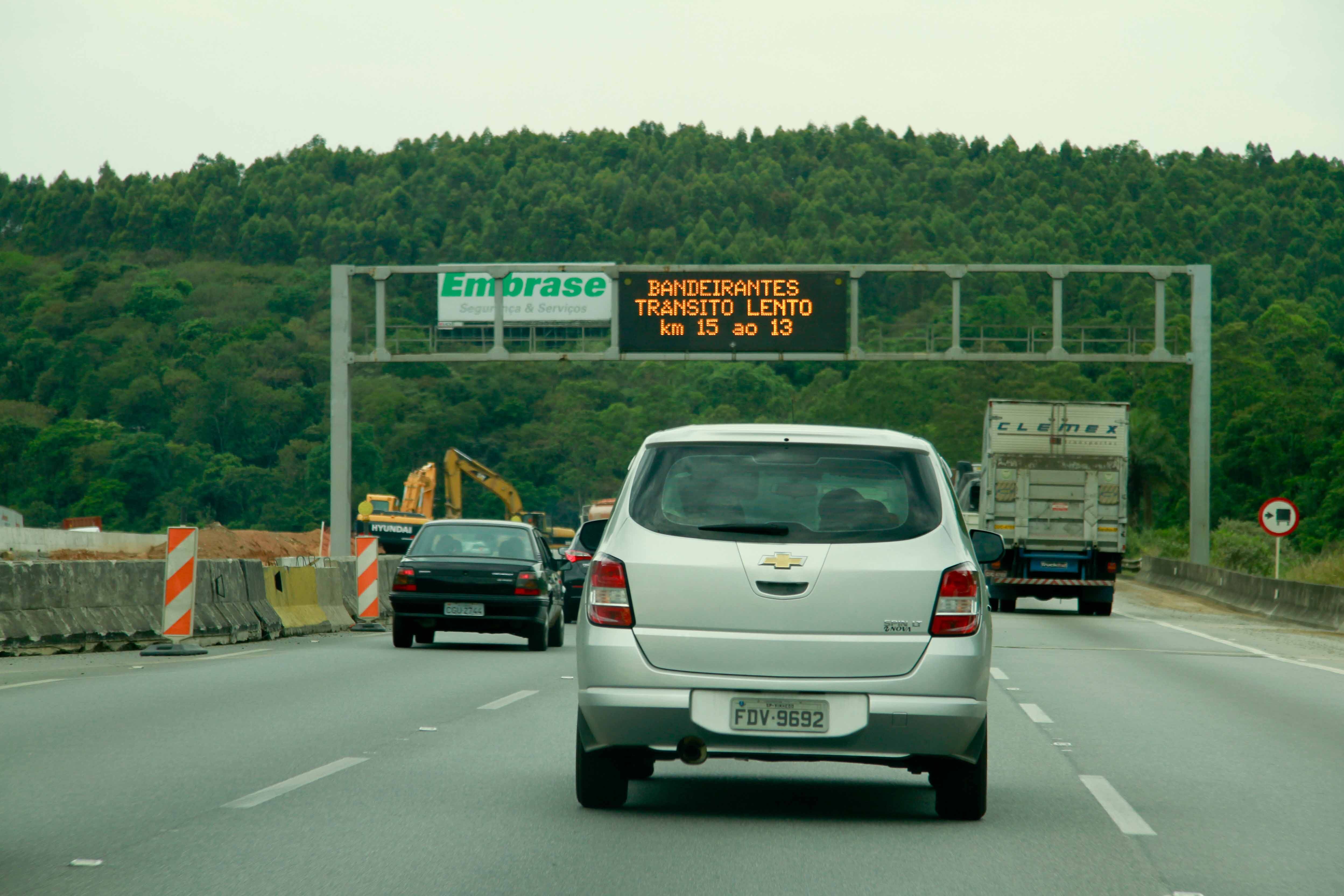 Inaugurada em 28 de outubro de 1978, a Bandeirantes surgiu como alternativa à já saturada Anhanguera. Desde o início da implantação, a obra foi considerada moderna para a época por ser uma das poucas rodovias do País a ter três faixas. Hoje, ela mesmo já enfrenta problemas de saturação.

Para saber mais sobre funcionamento e os bastidores da Bandeirantes, o R7 passou uma manhã com a equipe da concessionária CCR Autoban