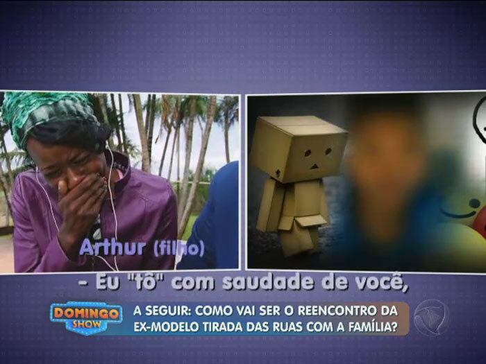 A emoção tomou conta deste encontro quando ela viu um vídeo do filho Arthur, agora com 6 anos. Ele foi abandonado pela mãe aos três: "A gente brincava muito. Era só eu e ele. A situação que eu tava, não tinha como ficar com uma criança!", lamentou
+ Vídeo: Filha pede ajuda para resgatar mãe ex-cabeleireira e modelo da Cracolândia
+ Aproveite e confira as matérias do programa Domingo Show
+ Já curtiu a página do Domingo Show no Facebook? É só clicar!
+ Siga o Domingo Show no Twitter e receba conteúdos exclusivos!