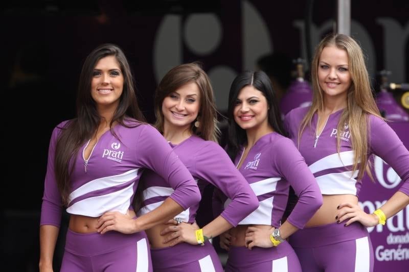 As belíssimas mulheres estiveram ao lado de carros e pilotos no grid de largada e também nos boxes