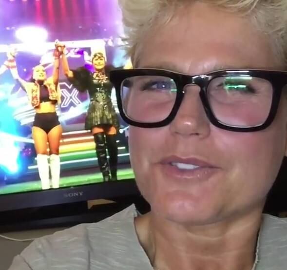 Xuxa é criticada e responde comentário com bom humor