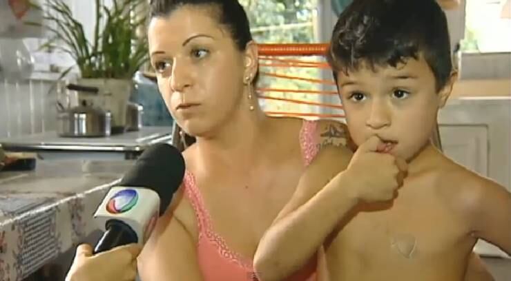 A escola não socorreu o garoto. A mãe Letícia Garcia reclama que nem
chegou a ser avisada.

 



— Ninguém me avisou nada. Avisaram ao pai dele para ir buscar porque tinha
acontecido um acidente

