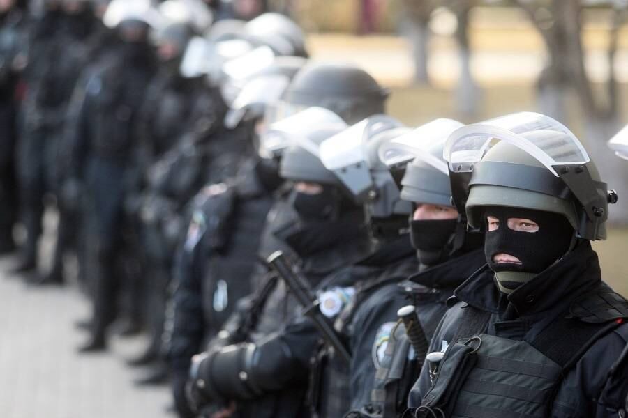 Policiais de choque ucraniana fazem a guarda do prédio da administração pública regional durante um comício por manifestantes pró-russos na cidade ucraniana de Donetsk