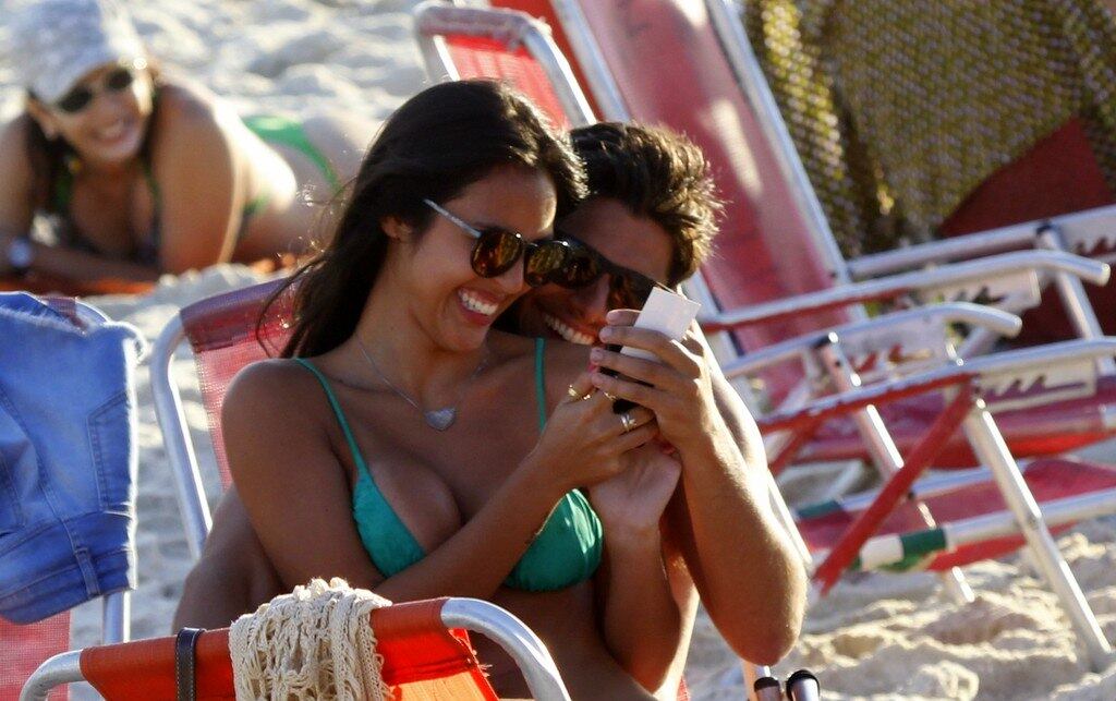 Bruno Gissoni se diverte com Yanna Lavigne na praia