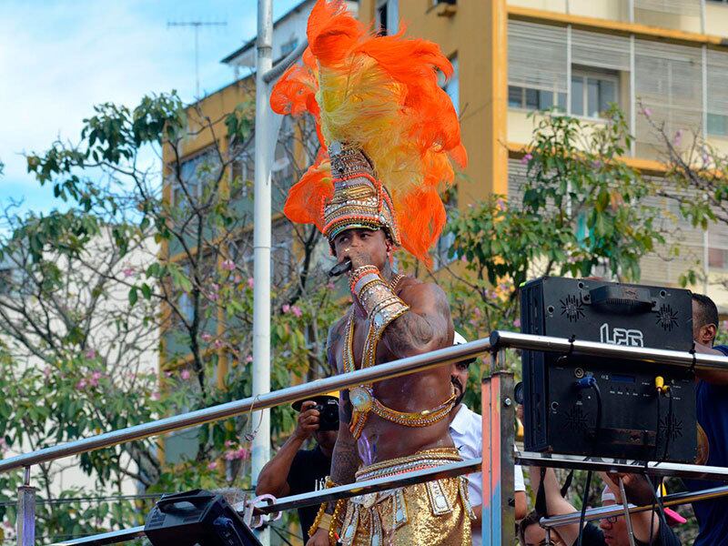 O cantor usou uma
fantasia e exibiu a boa forma