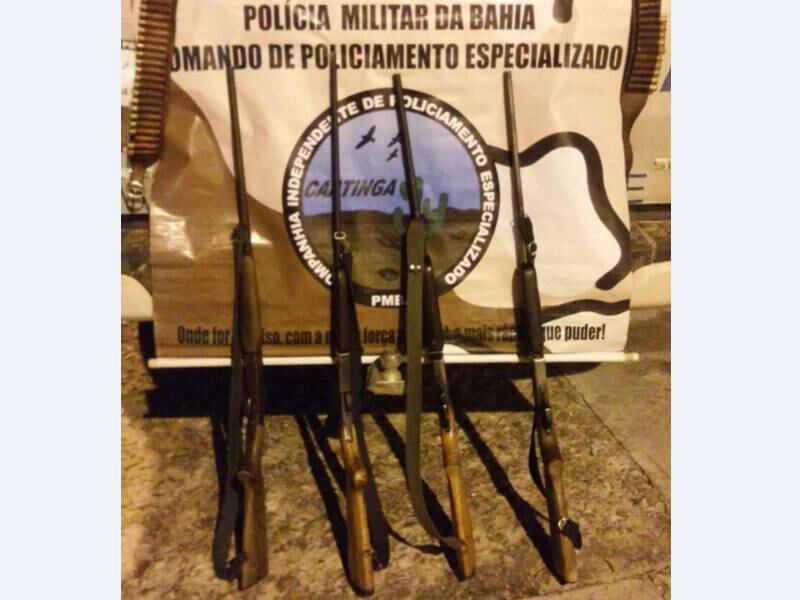 Homens correram ao avistar a viatura e largaram as armas para trás