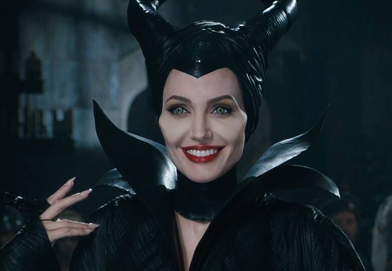 Angelina Jolie em "Malévola", a madrasta mais famosa da ficção