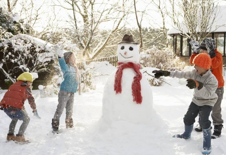 Nos Estados Unidos e na Europa, a temporada de neve acaba de
começar e muitos resorts badalados abriram recentemente ou ainda vai abrir. Na loja
virtual snowonline.com, especializada em pacotes de destinos de neve, há opções
por cerca de R$ 4.267,45 (US$ 1.790). Enquanto isso, na CVC, é possível encontrar pacotes de oito dias para Porto Seguro ou Santa Cruz de Cabrália, ambos na Bahia, por R$ 4.308 — com passagem aérea e hospedagem
