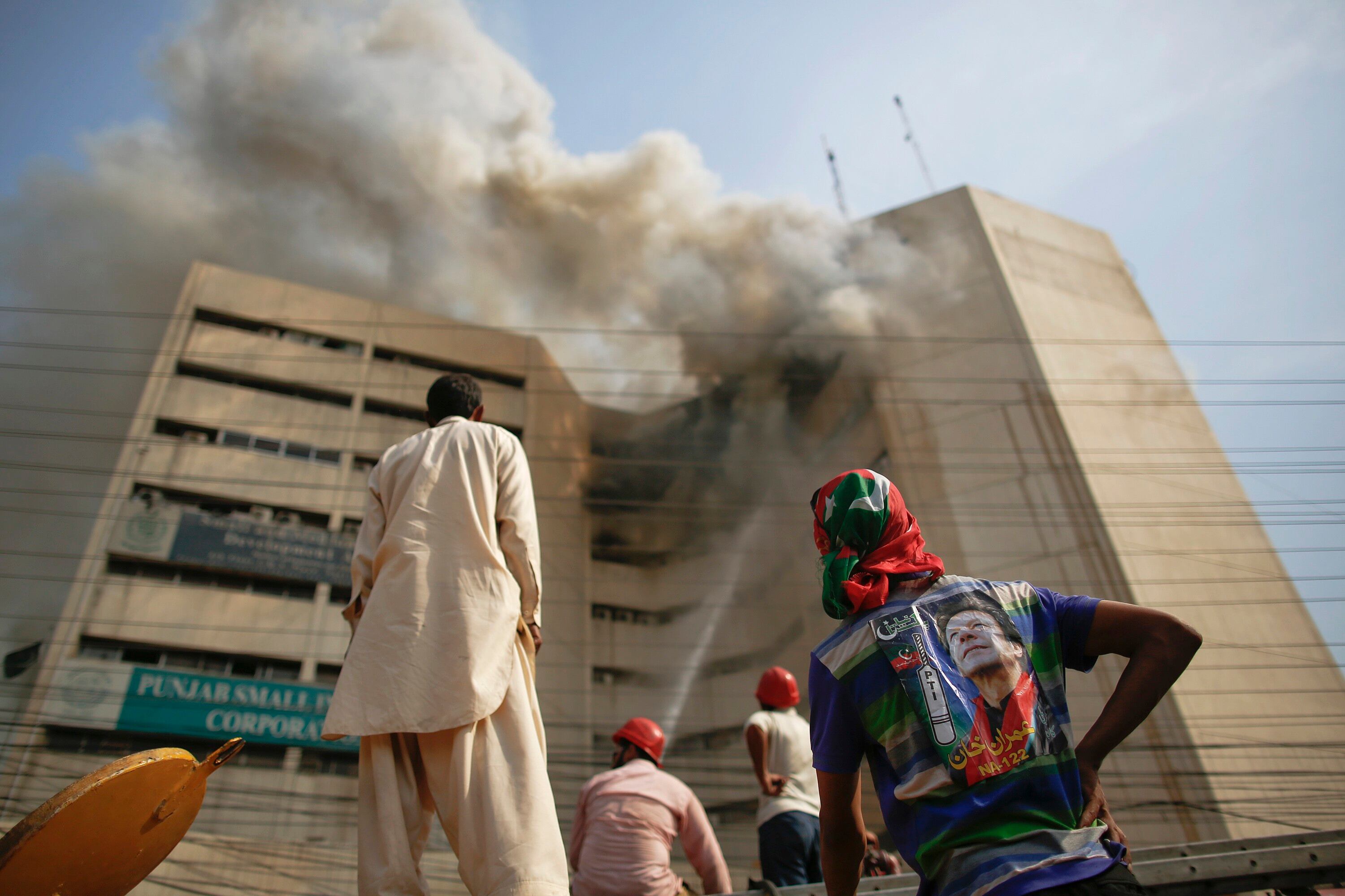 Ao menos 30 pessoas se salvaram ao subir para o terraço
