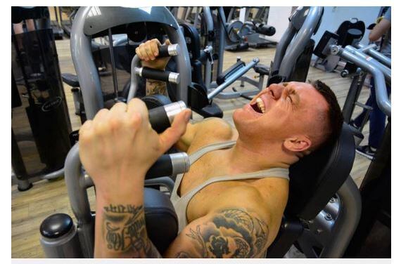 Davidson afirma que jogadores de rugby indicaram a ele que
tomasse leite de peito para ficar forte.

Ele toma aproximadamente 100 ml de leite algumas vezes
durante a semana, e gasta cerca de R$ 150. O personal também diz que levou
tempo para aceitar a ideia. 

— Eu não acreditava no que eles me diziam. No começo, não
acreditei muito que iria funcionar