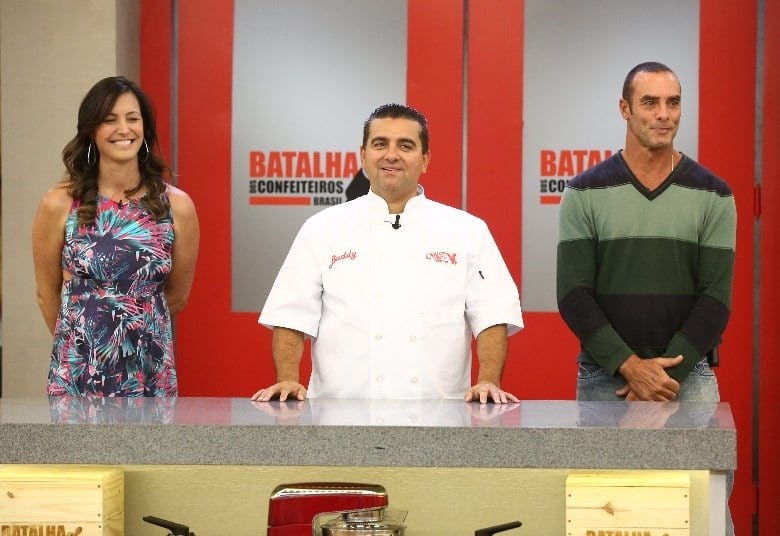 No Batalha dos Confeiteiros desta quarta-feira (13), Fabiola Medina e Paulo Zulu são os convidados de Buddy Valastro para ajudar a avaliar os competidores