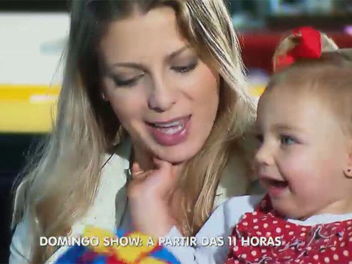 

Como elas conciliam a
carreira com as crianças? Casada com o cantor Tony Salles, Carvalho é mãe de
Giulia, de 4 anos. Já Sheila Mello tem a pequena Brenda, de 1 ano, com o
ex-atleta Fernando Scherer. No palco do Domingo Show, elas dançam seus maiores
sucessos e recebem uma surpresa pra lá de especial

+ Aproveite e confira as matérias do programa Domingo Show

+ Já curtiu a página do Domingo Show no Facebook? É só clicar!

+ Siga o Domingo Show no Twitter e receba todas as notícias do programa
