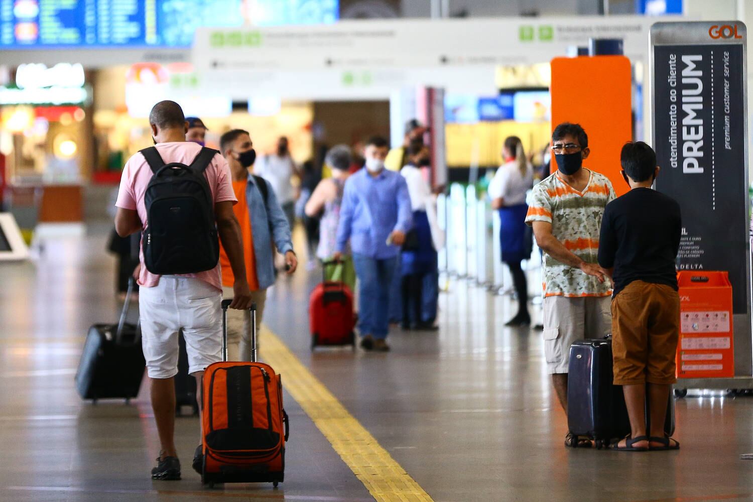 Movimentação de passageiros no Aeroporto Internacional de Brasília.
 
 Share on WhatsApp Share on Facebook Share on Twitter Share on Linkedin 
 Publicado em 21/12/2021 02:24
 Foto: Marcelo Camargo/Agência Brasil
 Local: Brasília-DF