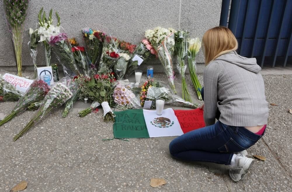 Em frente à embaixada francesa na Cidade do México, cidadãos depositaram flores e uma bandeira mexicana com as escritas "paz para França" e "estamos com vocês" 

