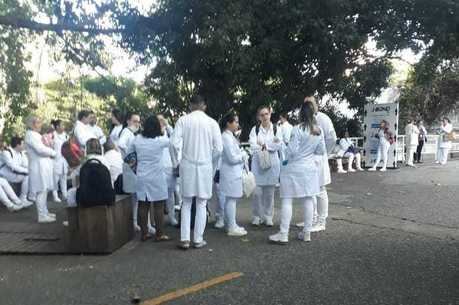 Estagiários da saúde denunciam falta de EPIs em unidades de saúde, como no Hospital do Mandaqui