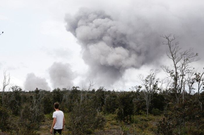 O alerta vermelho para a aviação foi emitido pela primeira vez desde o início das erupções, há 12 dias. O aviso significa que uma erupção vulcânica está em andamento e pode espalhar cinzas ao longo de rotas de aeronaves, informou o USGS (Serviço Geológico dos EUA) em seu site

