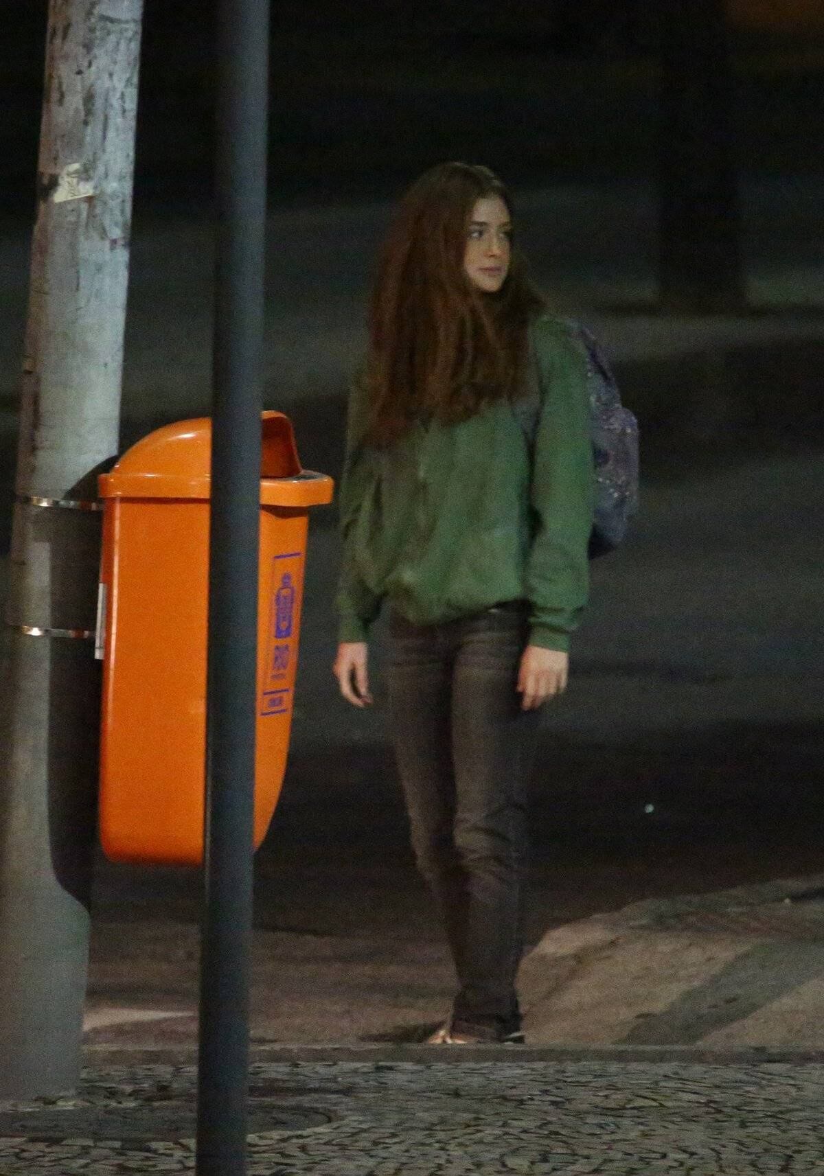 A ruiva foi flagrada num visual bem incomum (para a artista, claro!) na noite desta terça-feira (25)