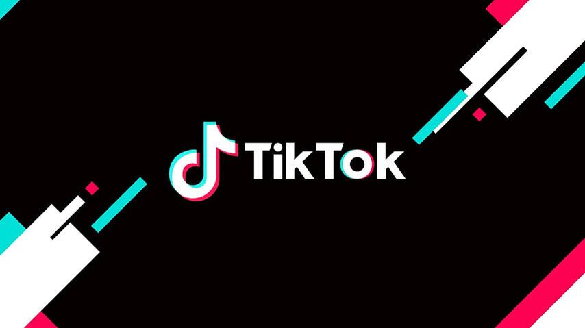 No Tik Tok, aliás, há um vídeo muito comum, onde ensina a fazer a limpeza, com água fervente e bicarbonato de sódio.