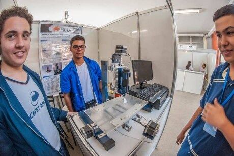 Gustavo Carvalho (à dir) e os colegas apresentam nova versão do robô