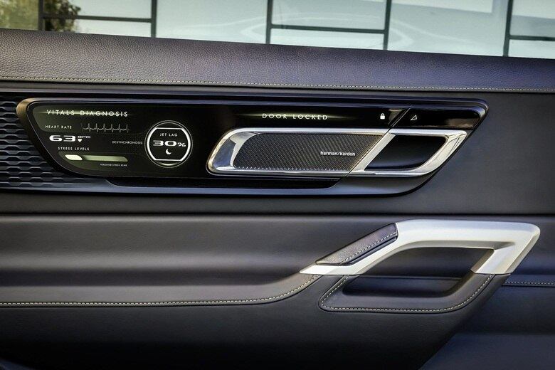 Os quatro bancos contam com sensores capazes de monitorar
informações sobre a saúde dos passageiros, com dados de frequência cardíaca e pressão arterial, próximo da maçaneta para abrir