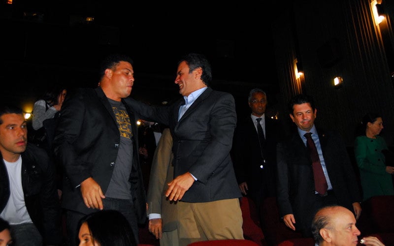 O senador Aécio Neves acompanhou a pré-estreia do documentário Tancredo, a travessia ao lado do ex-jogador Ronaldo. O evento aconteceu em outubro de 2010 em um cinema de São Paulo