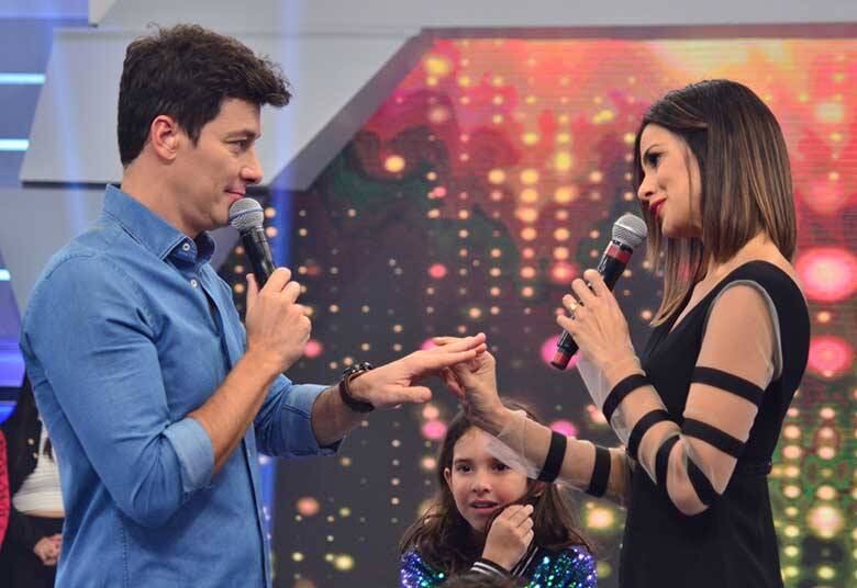 Juntos há cerca de 20 anos, eles trocam alianças e encantam a todos com demonstração de carinho e cumplicidade