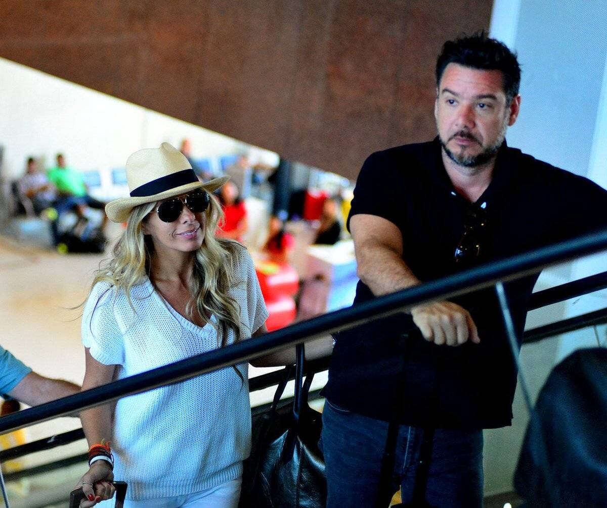 Adriane Galisteu e o marido Alexandre Iódice também foram clicados no hall de embarque 