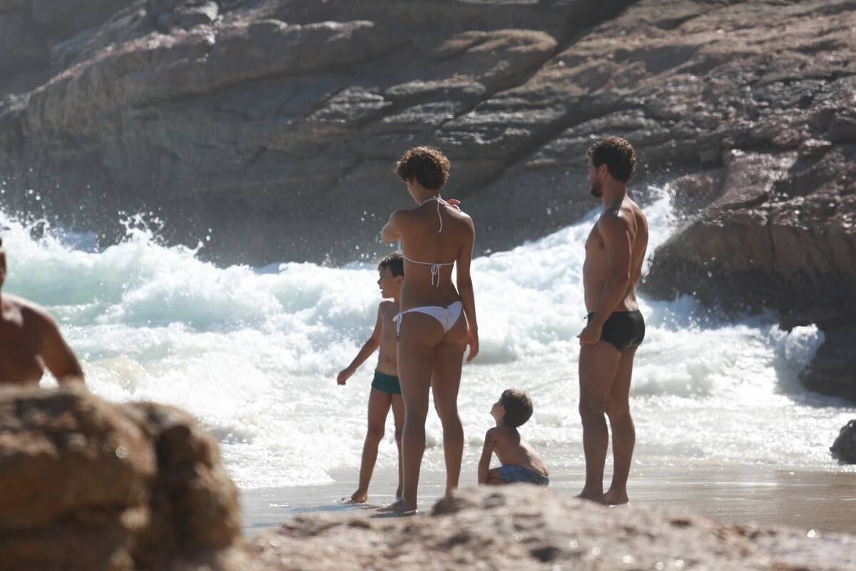 Sophie Charlotte e Daniel de Oliveira se divertem em praia com a família