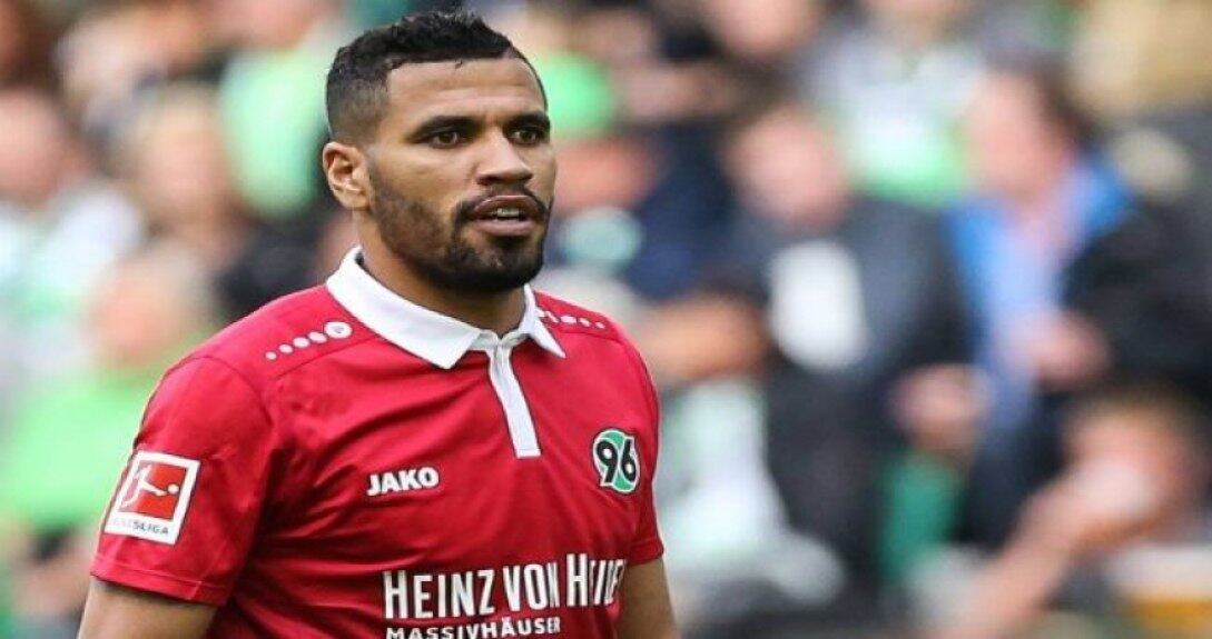 O Corinthians divulgou oficialmente a contratação do atacante Jonathas. O jogador, que estava no Hannover (ALE), chega por um empréstimo de um ano. O clube paulista espera a c