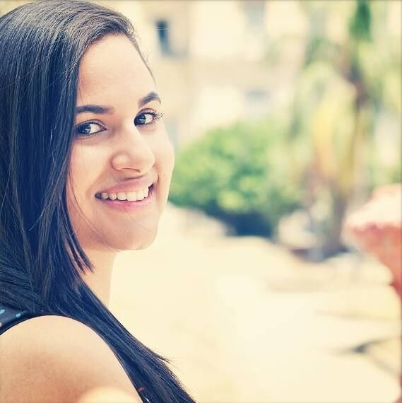 Jovem traficada para a França com menos de um ano de idade encontrou família verdadeira no Brasil
