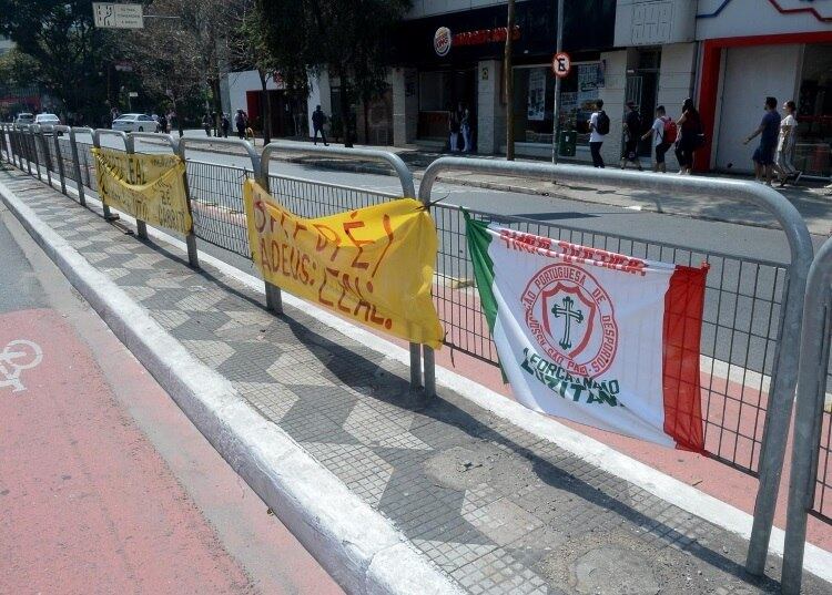 Uma bandeira da Associação Portuguesa de Desportos também estava presente nas homenagens de fãs. Torcedor ilustre da 'Lusa', Leal foi um dos autores do novo hino do clube