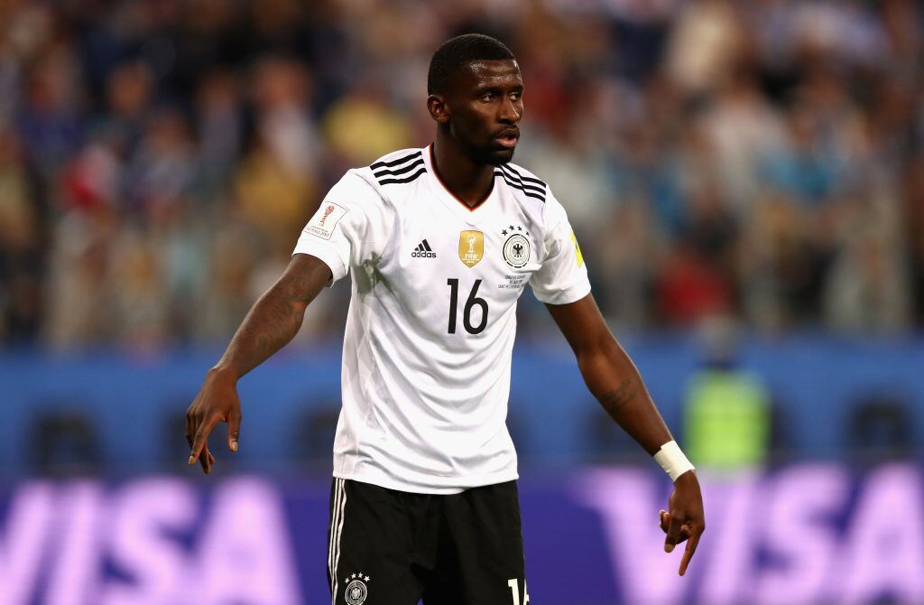 O Chelsea se reforçou também. Os blues trouxeram o zagueiro Antonio Rüdiger, de 24 anos, da Roma. O novo provável parceiro de David Luiz levantou a taça da Copa das Confederações neste mês com a seleção alemã e custou 25 milhões de euros (R$ 128,8 milhões)
