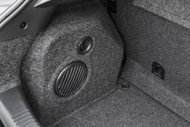 Tanto no BlackMotion quanto nos demais Bravos há uma lista vasta de opcionais, entre eles o som Hi-Fi, que adiciona tweeters e alto-falantes dianteiros quadriaxiais, além de um potente subwoofer — entregando maior qualidade sonora