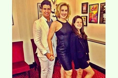 Enzo, Claudia e Sophia em roupas elegantíssimas