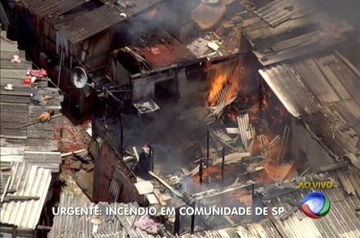 Nove viaturas do Corpo de Bombeiros foram acionadas. Fogo já foi controlado