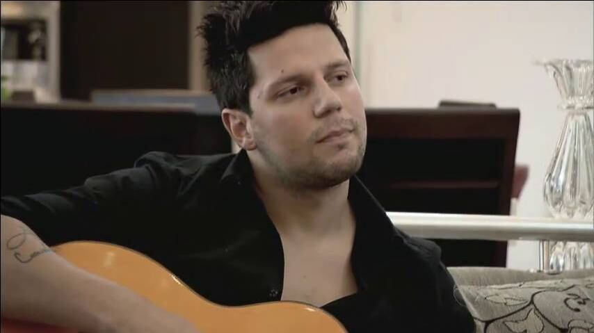 Depois de se separar da parceira Thaeme, Thiago começou a faltar aos shows e praticamente foi à falência. Por um bom tempo, o sucesso precoce ficou só nas lembranças. Mas o cantor teve uma nova chance e tenta retomar a carreira solo pela segunda vez. Ao Domingo Espetacular, o cantor falou sobre a separação e esclareceu as acusações de calote e de não comparecer às apresentações

+ "Ser popular no Brasil é para poucos idiotas". Veja as polêmicas de Ed Motta com seus fãs nas redes sociais