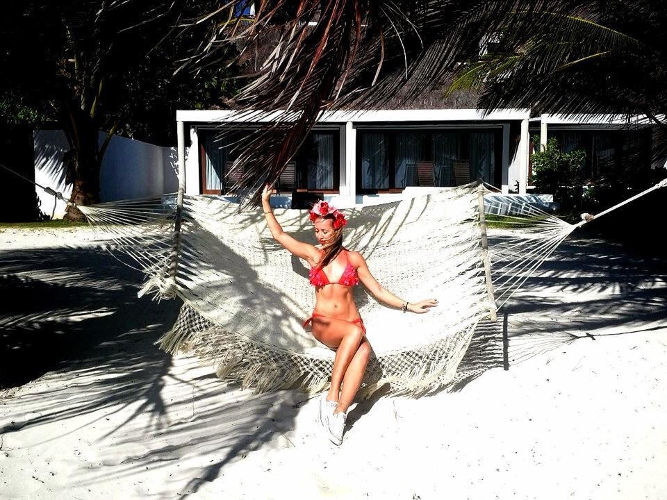 “Comigo tomaram metade cada um em depois de uma hora, outra metade. Eles tomaram vodca e eu, rum. O comprimido era de cor azul escura, diferente do ecstasy vendido na Europa”, explica. 