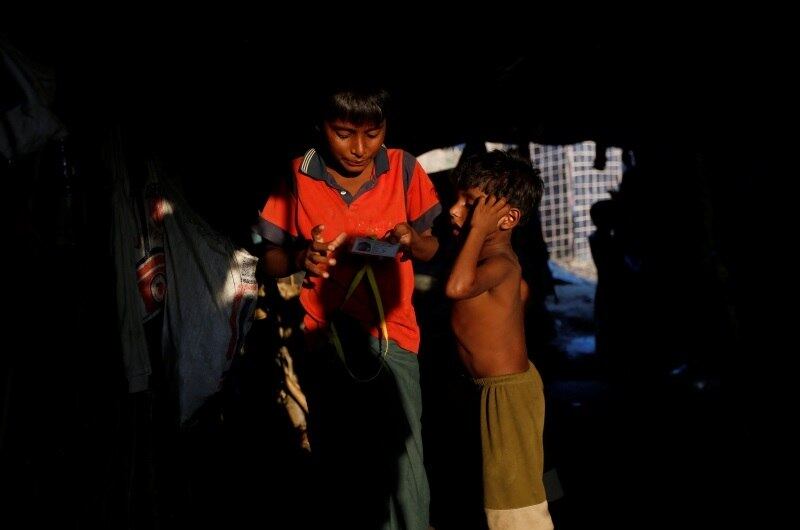 No dia seguinte, o exército também apareceu lá. Rabia não viu mais seu marido. Naquela noite, a família fez uma viagem de barco de três horas para Shah Porir Dwip